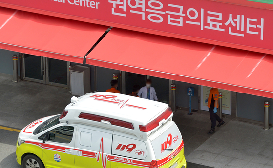 Paramedics from the 119 rescue team wait to transfer a patient to the emergency room at a university hospital in Daejeon on Wednesday as emergency rooms nationwide face overloading due to the ongoing seven-month-long medical strike. [KIM SUNG-TAE]