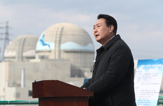 President Yoon Suk Yeol visits the site of which construction of Shin-Hanul nuclear reactor units 3 and 4 were halted at Uljin County in North Gyeongsang on Dec. 29, 2021. [YONHAP]