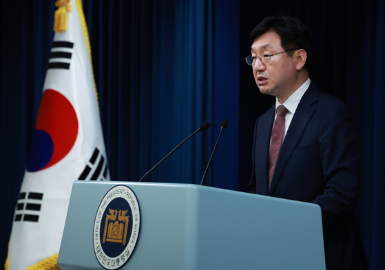 Sung Tae-yoon, the director of national policy at the presidential office, speaks at the press briefing about a regulator's permit approval for Shin-Hanul reactors unit 3 and 4 at the Yongsan presidential office in central Seoul on Thursday. [YONHAP]