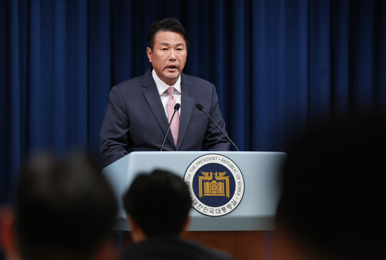 Principal Deputy National Security Advisor Kim Tae-hyo announces President Yoon Suk Yeol's plan for his visit to the Czech Republic during a briefing at the presidential office in Seoul on Thursday. [YONHAP]