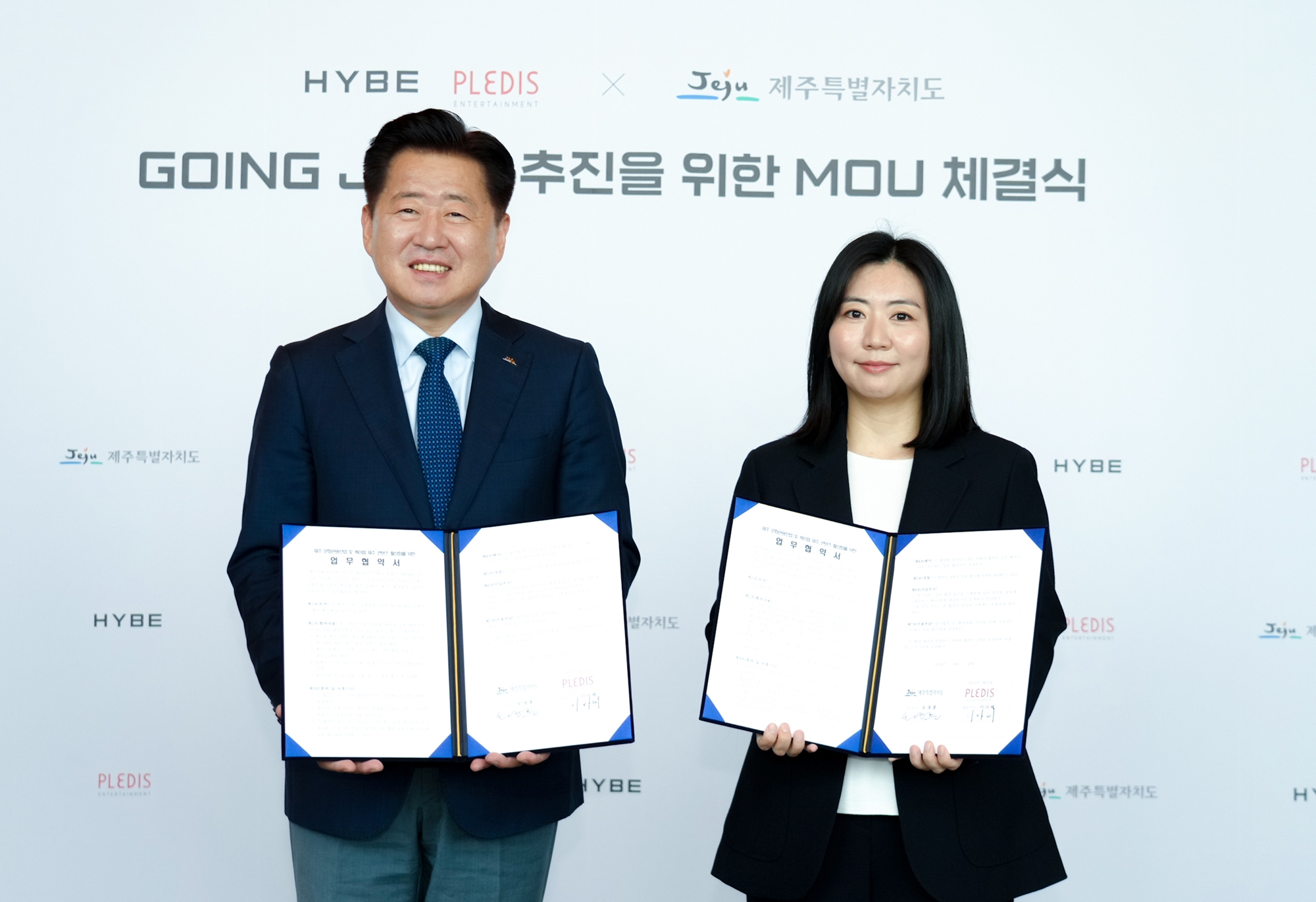 Governor of Jeju Province Oh Young-hun, left, and CEO of Pledis Entertainment Kim Da-hae pose for photos after signing a memorandum of understanding (MOU) at HYBE headquarters in Yongsan, central Seoul, on Sept. 13. [JEJU SPECIAL SELF-GOVERNING PROVINCIAL OFFICE]