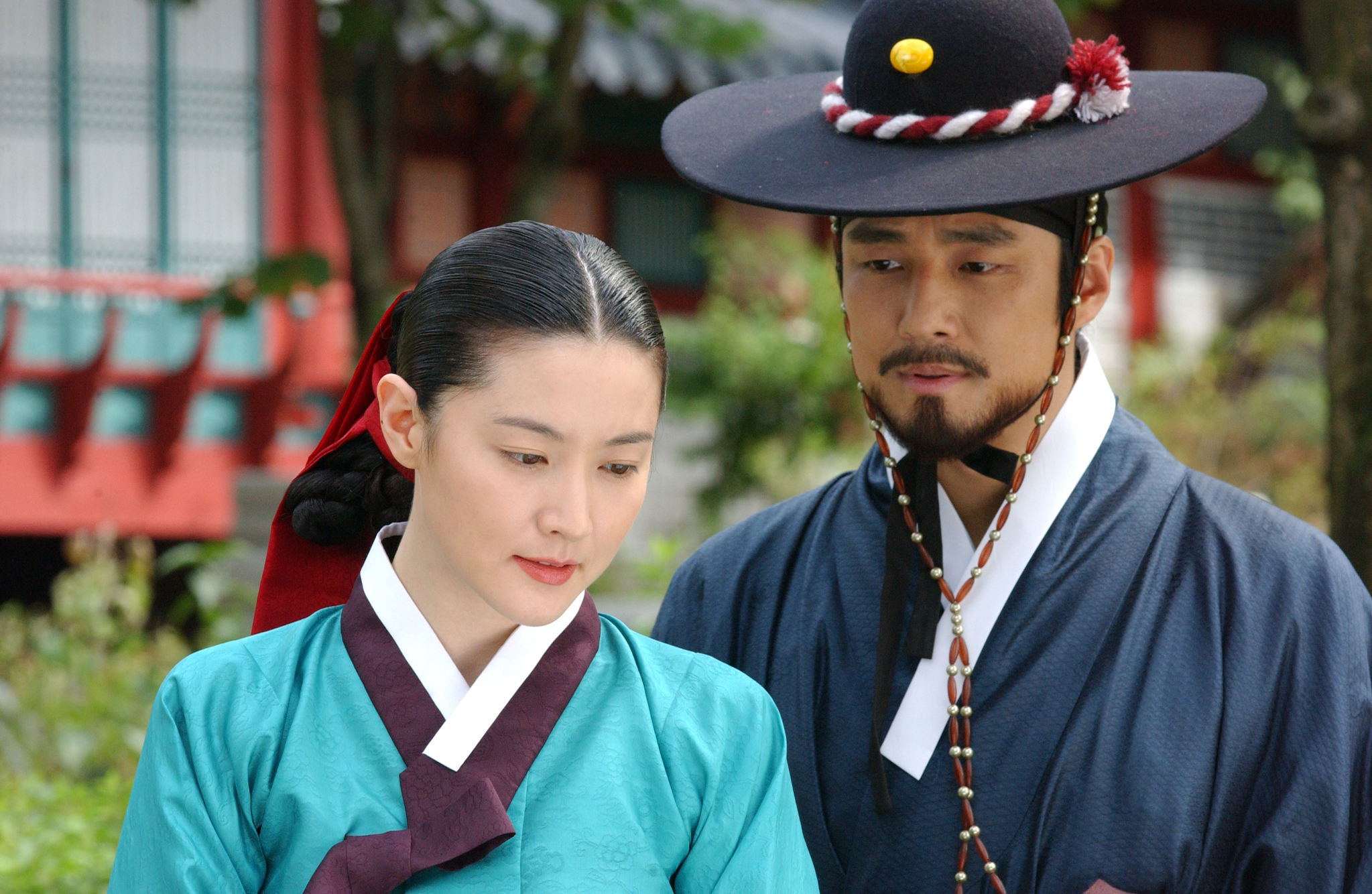 An example of traditional hanbok, or traditional Korean dress, shown here in a scene from MBC’s historical drama television series “Daejanggeum” (2003-04). [SCREEN CAPTURE]