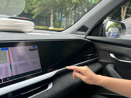 The display on the passenger seat allows people to search Google, watch videos via YouTube or use OTTs like Disney +. The driver cannot see the screen while driving. [RENAULT KOREA]