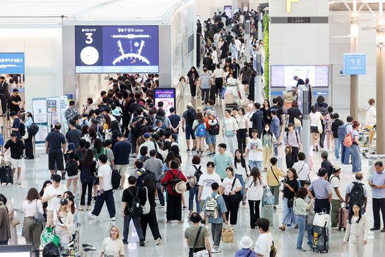 Travelers crowd Incheon International Airport. [NEWS1]