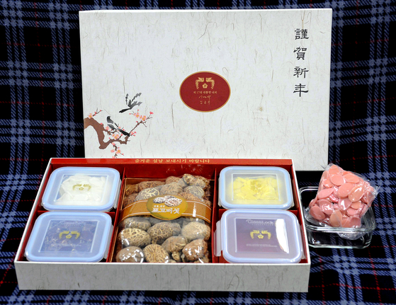 The presidential gift for the 2009 Lunar New Year given during the Lee Myung-bak administration comprised rice cakes and shiitake mushrooms. [JOONGANG ILBO]