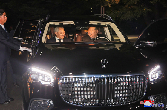 North Korean leader Kim Jong-un, right, talks with Sergei Shoigu, secretary of Russia's Security Council, in Pyongyang on Friday, in this photo carried by the North's official Korean Central News Agency the following day. [YONHAP]