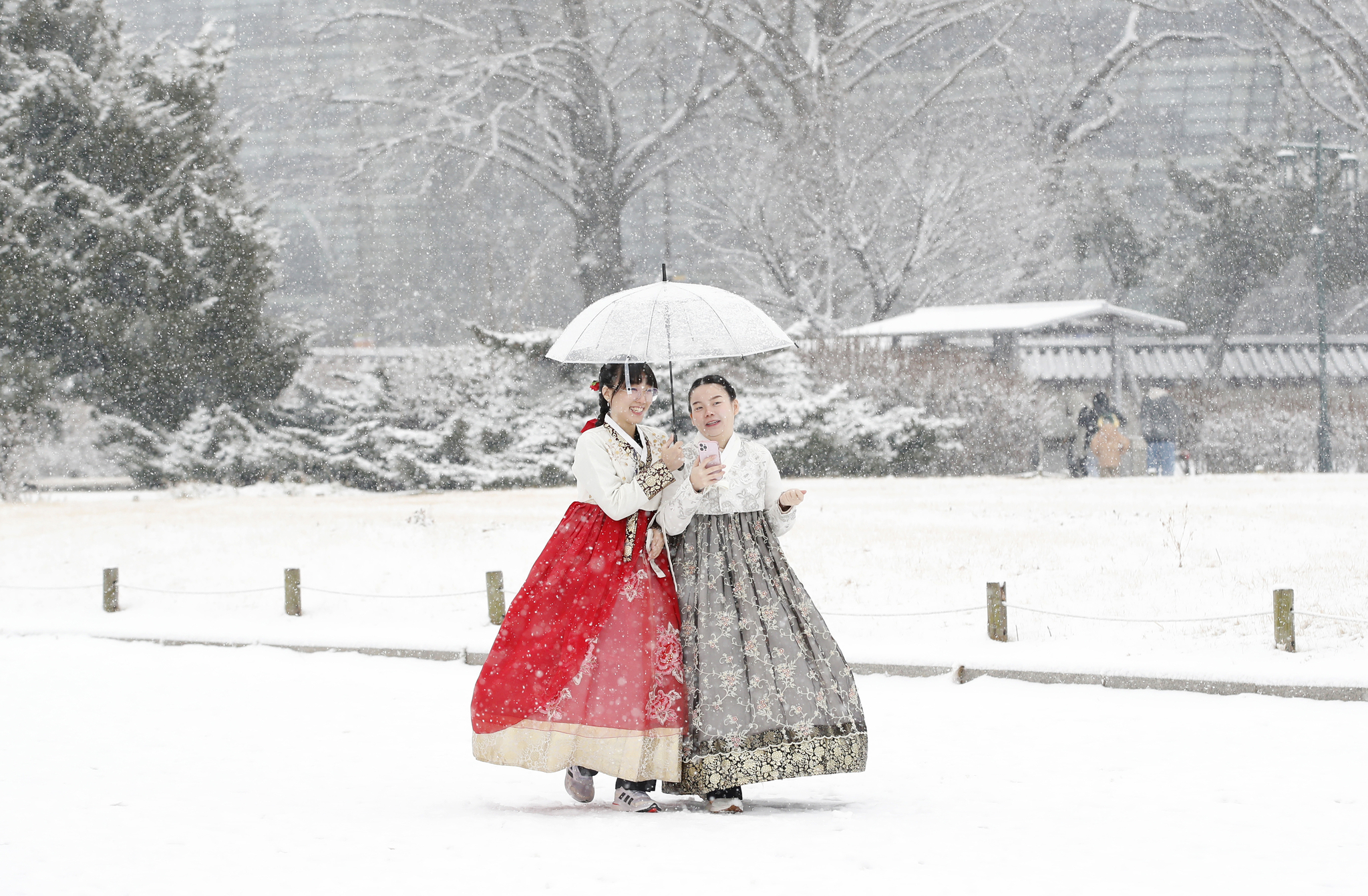 Foreign tourists wear hanbok, or traditional Korean dress, in Gyeongbok Palace in central Seoul on Dec. 30, 2023. [NEWS1]