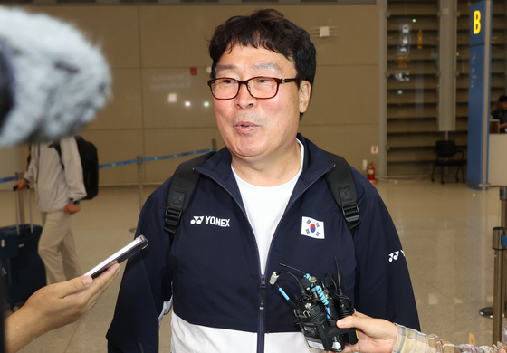 Kim Taek-gyu, president of the Badminton Korea Association (BKA), speaks to reporters at Incheon International Airport after returning from the Paris Olympics on Aug. 7 [YONHAP]