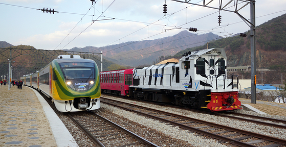 The V-train offers a panoramic view as it travels through the Baekdu-daegan valleys with windows on all sides except for the ceiling. [JOONGANG ILBO]