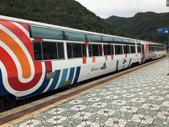 The Jeongseon Arirang Train, or A-train, departs from Cheongynangni Station in Dongdaemun District, eastern Seoul, and stops by the rural towns of Gangwon Province. [JOONGANG ILBO]