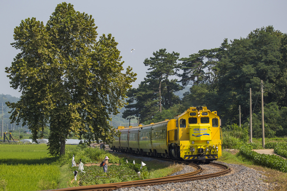 The West Sea Golden Train, or the G-train, departs from Yongsan, central Seoul, and passes Gyeonggi, South Chungcheong and ends its route in North Jeolla. [JOONGANG ILBO]