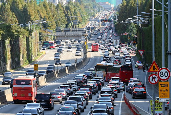 Traffic is seen on the Gyeongbu Expressway in Seocho District, southern Seoul, on Friday, the first day of the extended Chuseok holiday. [YONHAP]