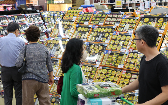 Customers browse gift sets at a supermarket. [NEWS1]