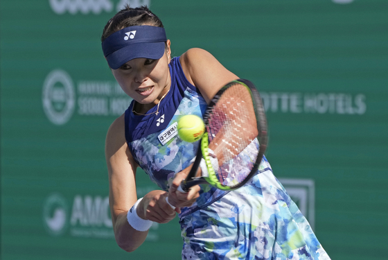 Jang Su-jeong returns a shot to Emina Bektas during their second round match of the Korea Open in southern Seoul on Oct. 12, 2023. [AP/YONHAP] 