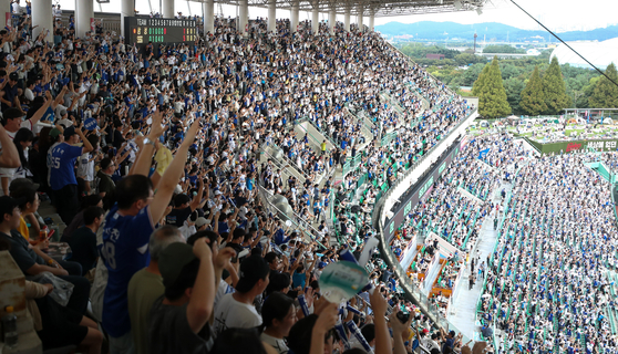 Fans cheer during a game between the Samsung Lions and SSG Landers at Incheon SSG Landers Field in Incheon on Sunday.  [NEWS1]