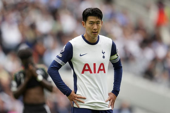 Tottenham's Son Heung-minreacts during a Premier League match against Arsenal at Tottenham Hotspur Stadium in London on Sunday.  [AP/YONHAP]