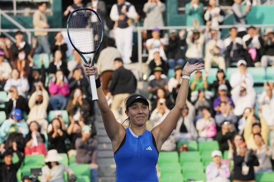 Jessica Pegula celebrates after beating Yue Yuan during their final match of the Korea Open in southern Seoul on Oct. 15, 2023. [AP/YONHAP] 