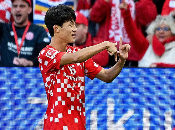 Lee Jae-sung of Mainz 05 celebrates scoring during a Bundesliga match against Werder Bremen in Mainz, Germany on Sunday.  [XINHUA/YONHAP]