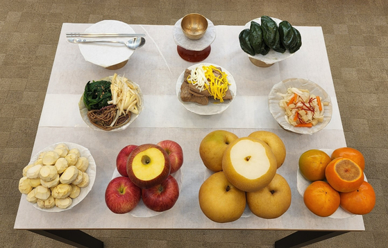 According to the “Standard for simplified charye table” issued by the Sungkyunkwan Confucian Association, nine items are served on the table. [YONHAP] 