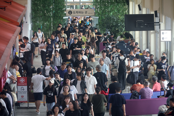 People returning from the Chuseok holiday arrive at the Seoul Express Bus Terminal in Seocho District, southern Seoul, on Wednesday. [YONHAP] 