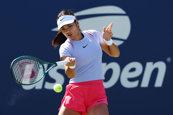 Emma Raducanu returns the ball during a practice session prior to the start of the 2024 US Open at USTA Billie Jean King National Tennis Center in New York on Aug. 22. [AFP/YONHAP]