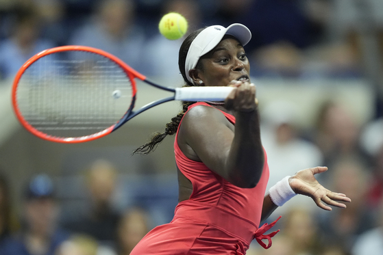 Sloane Stephens returns a shot to Clara Burel during a first round match of the U.S. Open in New York on Aug. 26. [AP/YONHAP] 