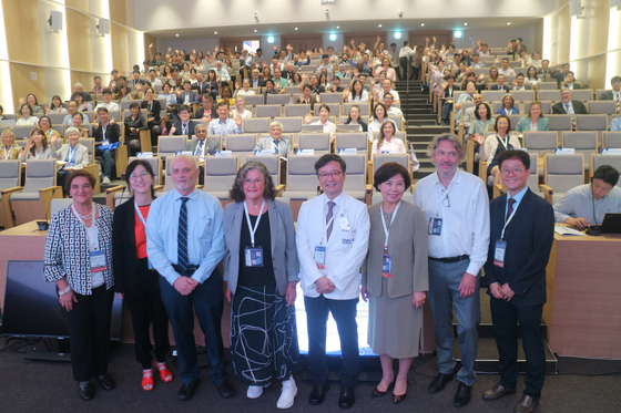 From left: Domenica Taruscio, director of the National Centre for Rare Diseases at the Italian National Institute of Health; Chae Jong-hee, director of the Seoul National University Hospital (SNUH) Genomic Medicine Institute; William A. Gahl, clinical cirector of the U.S. National Human Genome Research Institute; Helene Cederroth, founder of the Wilhelm Foundation; Kim Young-tae, director of SNUH; and Choi Eun-ha, director of the SNUH Child Cancer and Rare Disease Project, pose for a group photo at the 13th Undiagnosed Diseases Network International conference in Seoul on Sept. 5. [SEOUL NATIONAL UNIVERSITY HOSPITAL]