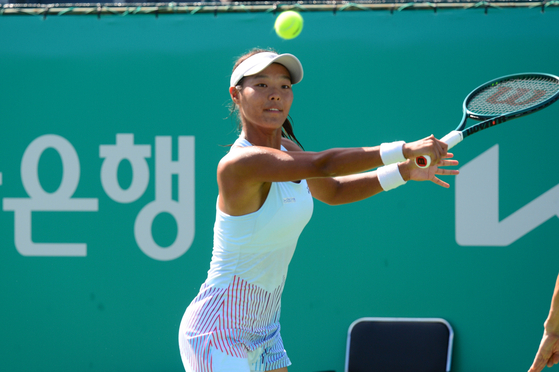 Korean tennis player Back Da-yeon competes in the 2024 Korea Open singles match against Carl Zhao of Canada at Seoul Olympic Park Tennis Center in southern Seoul on Monday. [KOREA OPEN ORGANIZAING COMMITTEE]