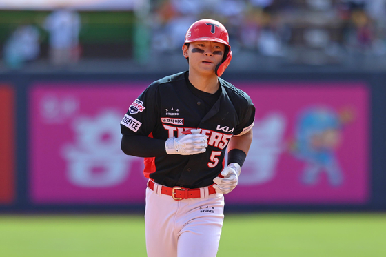 Kim Do-yeong rounds the bases after hitting a grand slam in a game against the KT Wiz at KT Wiz Park in Suwon on Monday.  [YONHAP]