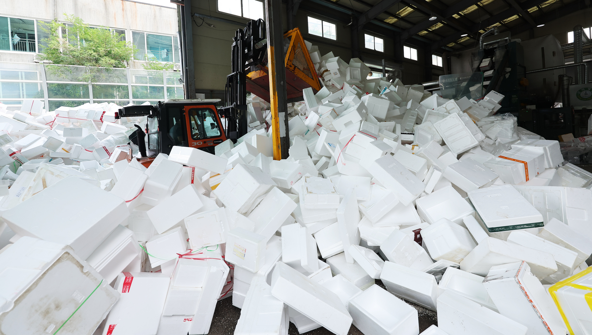 Officials at the public recycling center in Idong-eup, Cheoin District, Yongin in Gyeonggi, are working on sorting styrofoam on Wednesday, the last day of the Chuseok holiday. Holidays leave mountains of styrofoam packaging due to what environmentalists call ″excessive gift-wrapping.″ [YONHAP]