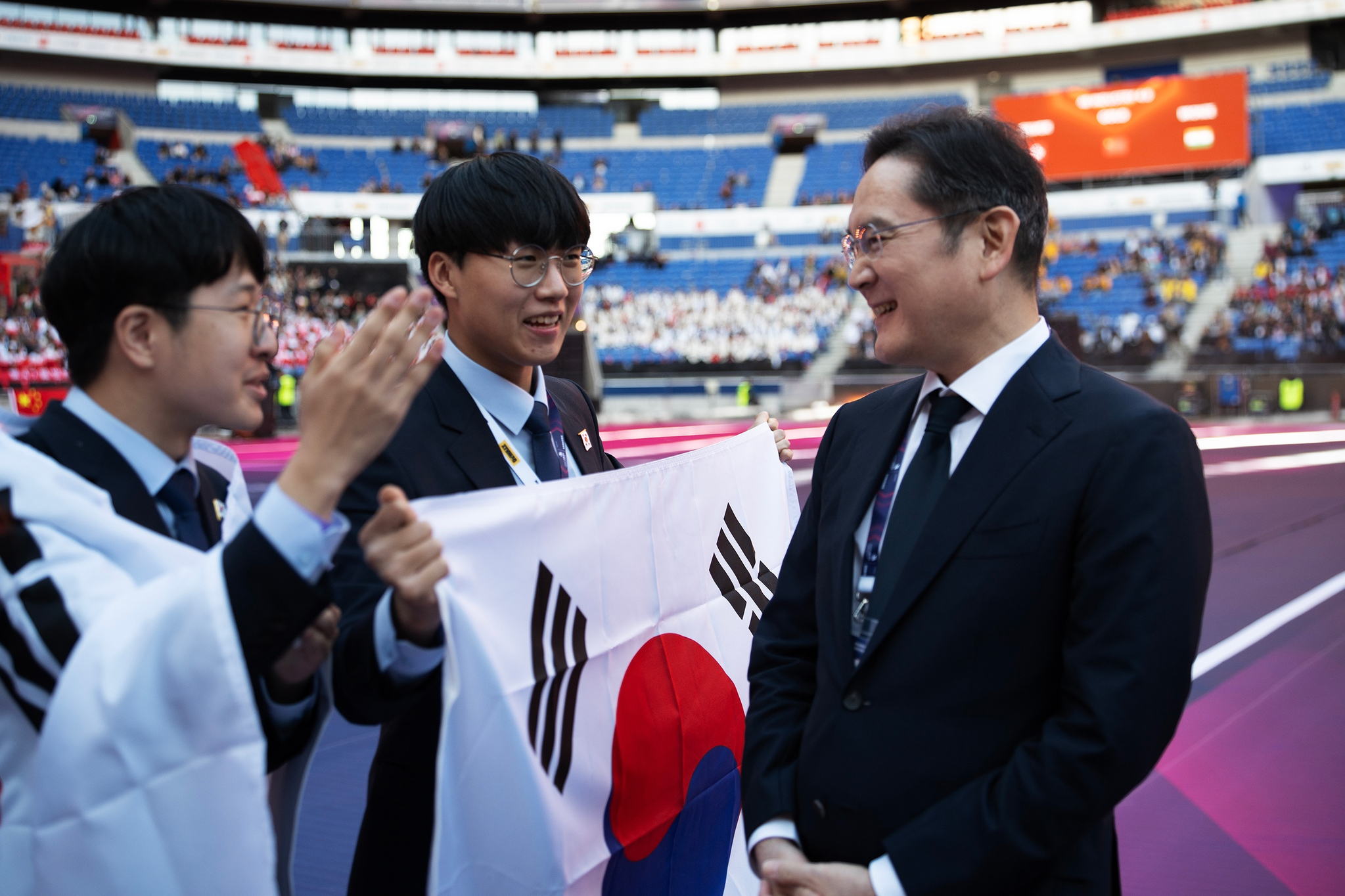 Samsung Electronics Executive Chairman Lee Jae-yong. congratulates Team Korea's winners during WorldSkills Lyon 2024's closing ceremony at Goupama Stadium on Sunday. [SAMSUNG ELECTRONICS]