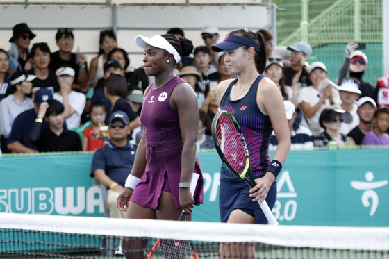 Korean tennis player Jang Su-jeong, right, competes alongside Sloane Stephens of the United States in the round of 16 at the 2024 Hana Bank Korea Open at Seoul Olympic Park Tennis Center in southern Seoul on Monday. [YONHAP] 