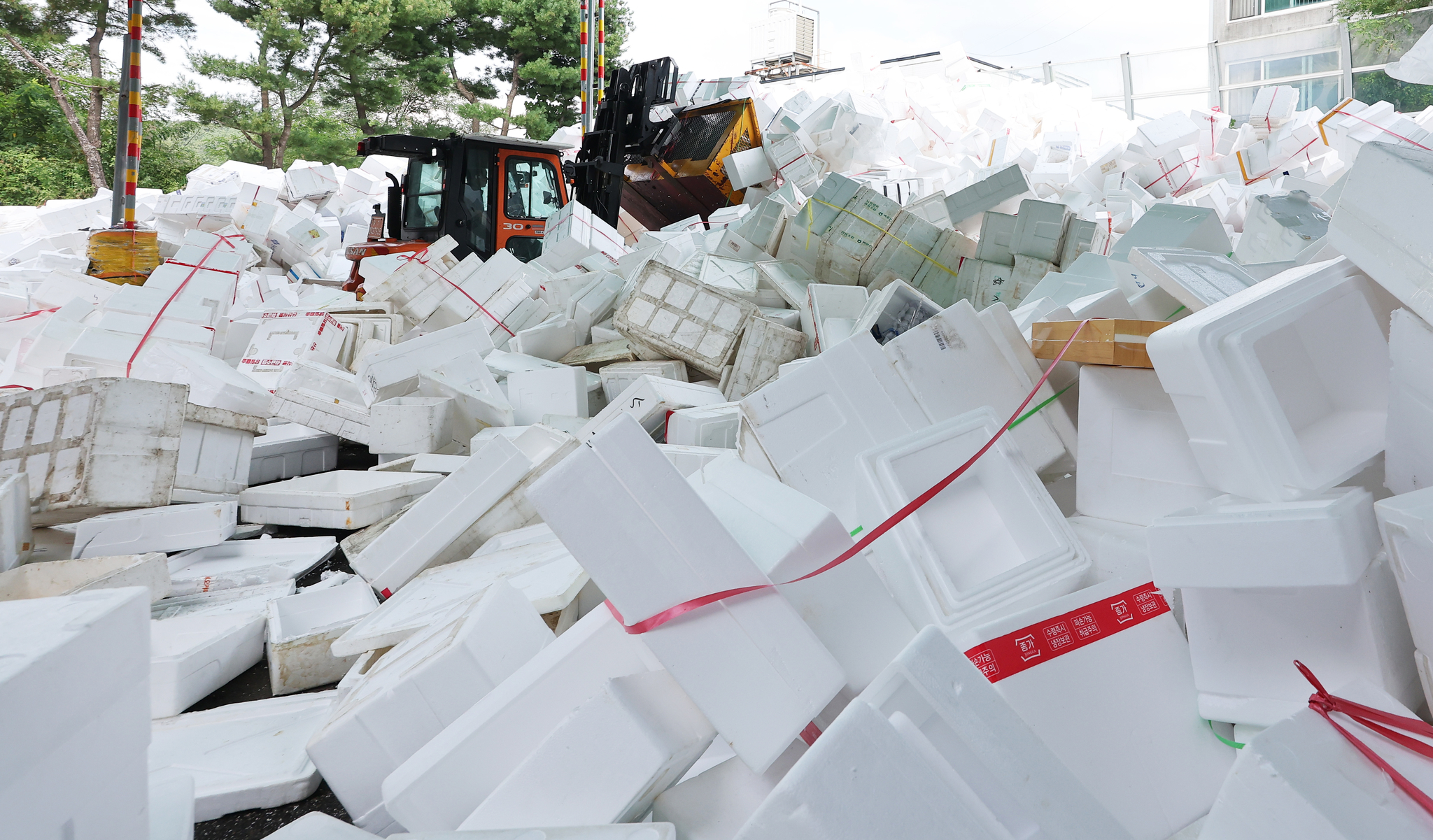 Officials at the public recycling center in Idong-eup, Cheoin District, Yongin in Gyeonggi, are working on sorting styrofoam on Wednesday, the last day of the Chuseok holiday. Holidays leave mountains of styrofoam packaging due to what environmentalists call ″excessive gift-wrapping.″ [YONHAP]