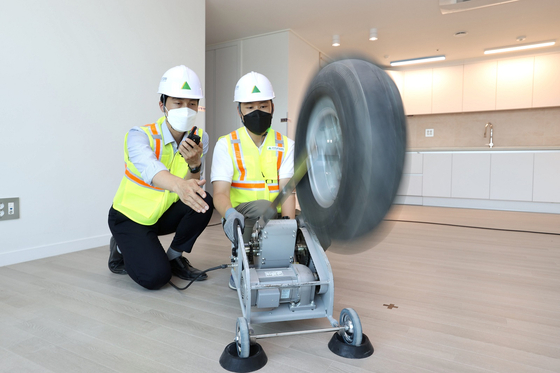 Employees from Hyundai Engineering and Construction conduct soundproof test with a device. [HYUNDAI ENGINEERING AND CONSTRUCTION]