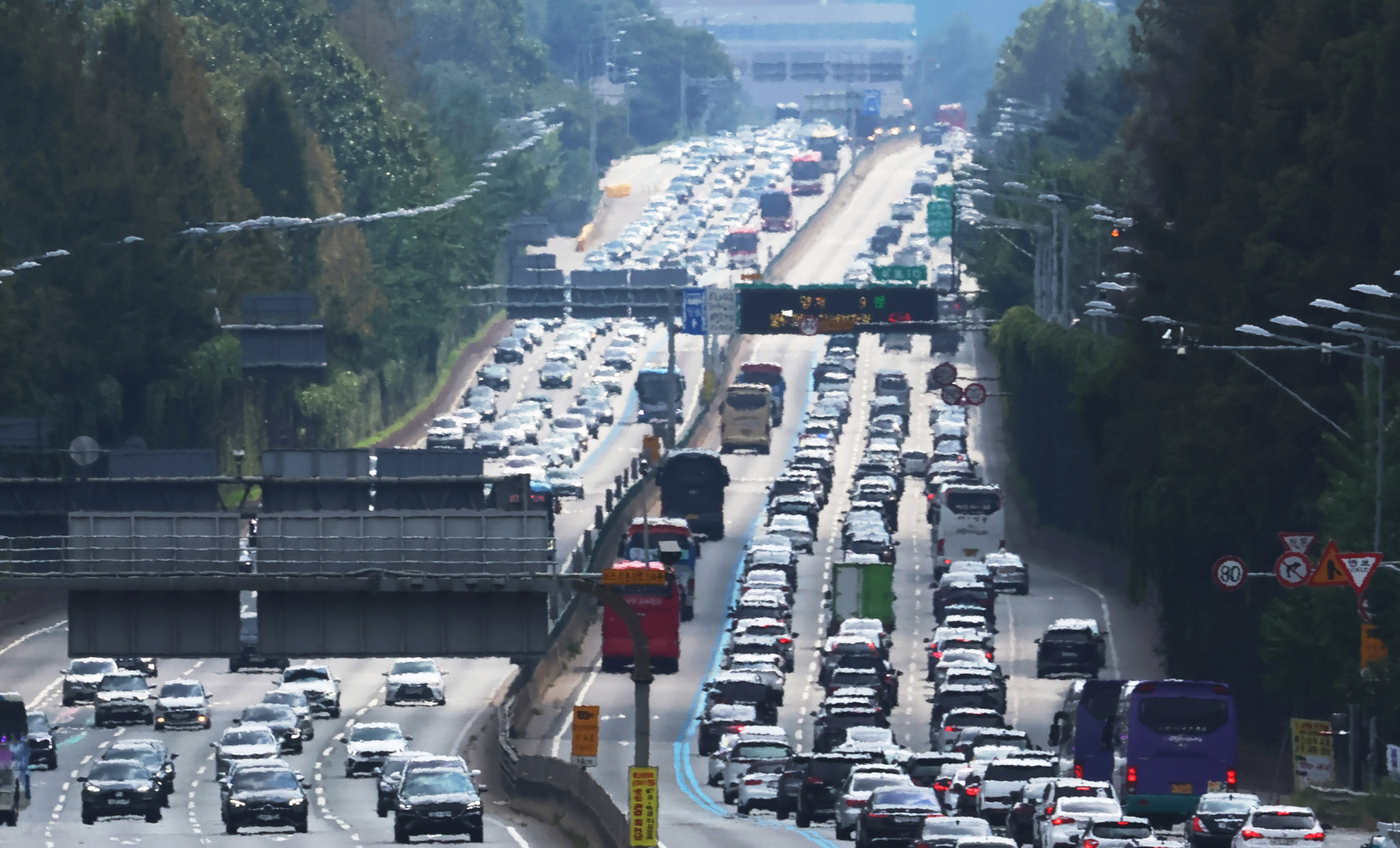 Cars crowd the Gyeongbu Expressway at Jamwon IC in Seocho District, southern Seoul, on Wednesday, the final day of the five-day Chuseok holiday. [YONHAP]