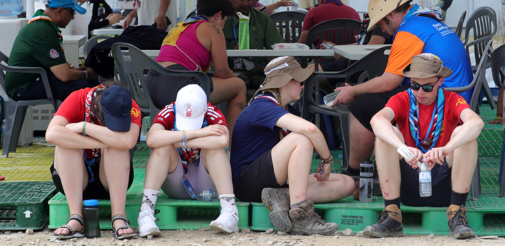 Scouts attending the 25th World Scout Jamboree take shelter in the shade on Aug. 4, 2023, when the mercury at the event site hit 34 degrees Celsius. [NEWS1]