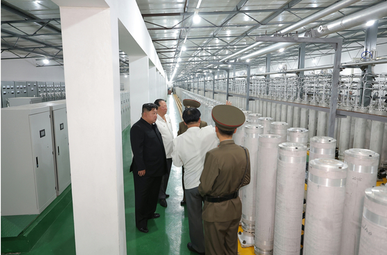 North Korean leader Kim Jong-un, center left, views centrifuges at a uranium enrichment facility in an image provided by the North's official Korean Central News Agency (KCNA) on Friday. [YONHAP]