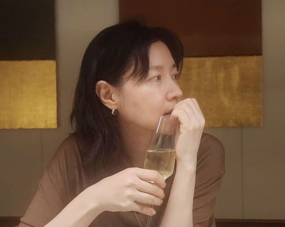 Actor Lee Young-ae spends Chuseok at $7,000 hanok hotel