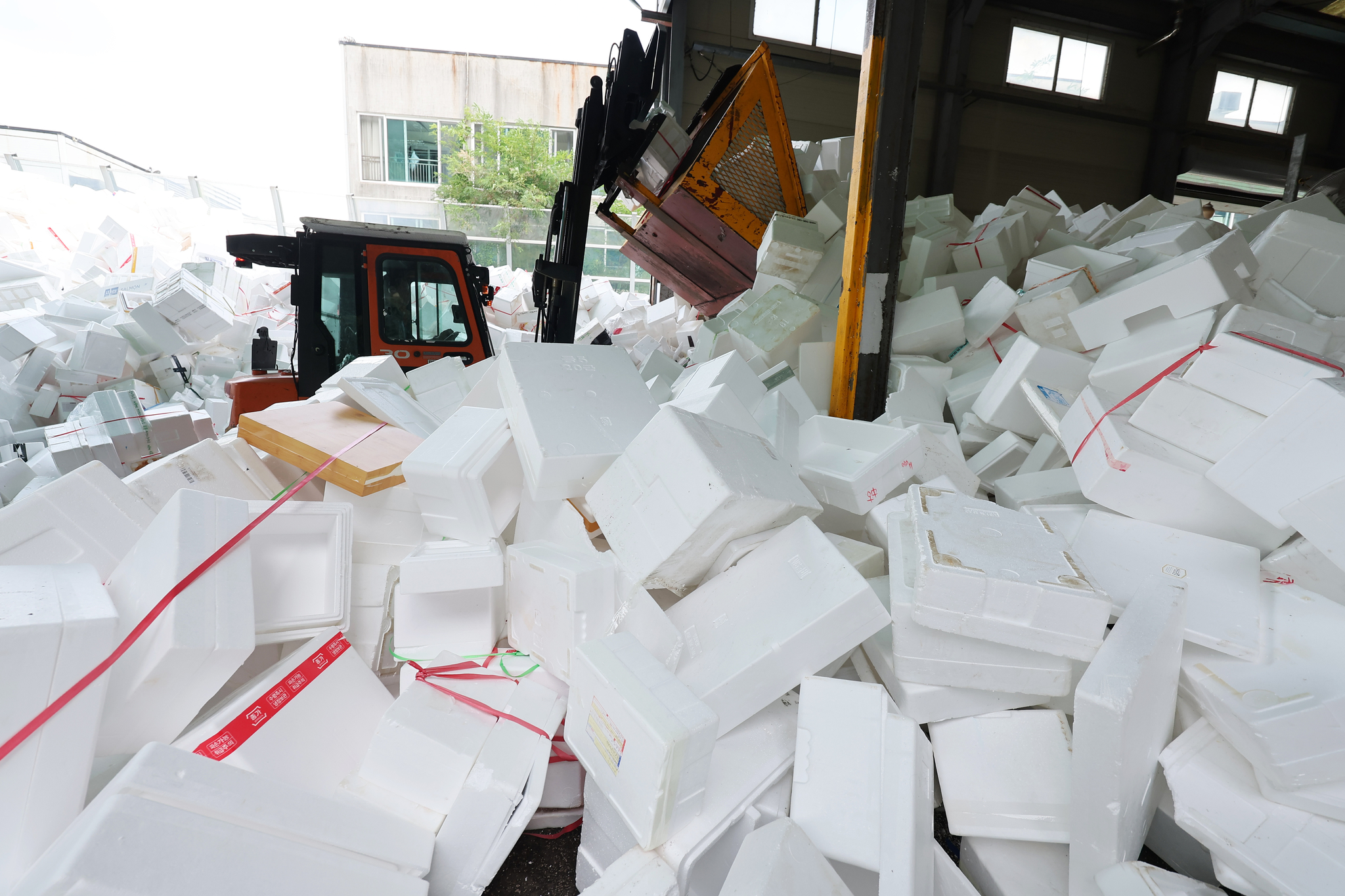 Officials at the public recycling center in Idong-eup, Cheoin District, Yongin in Gyeonggi, are working on sorting styrofoam on Wednesday, the last day of the Chuseok holiday. Holidays leave mountains of styrofoam packaging due to what environmentalists call ″excessive gift-wrapping.″ [YONHAP]