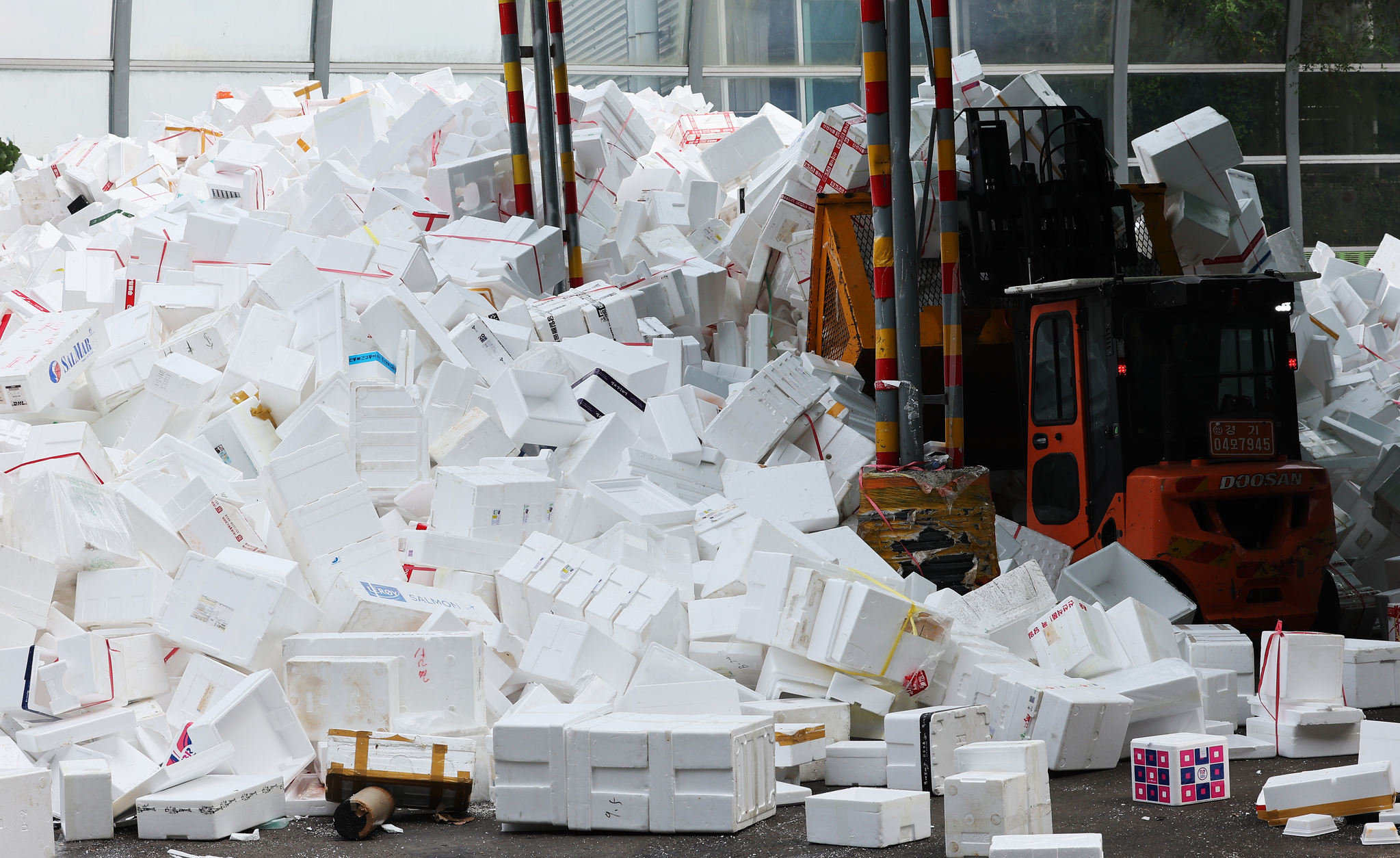 Officials at the public recycling center in Idong-eup, Cheoin District, Yongin in Gyeonggi, are working on sorting styrofoam on Wednesday, the last day of the Chuseok holiday. Holidays leave mountains of styrofoam packaging due to what environmentalists call "excessive gift-wrapping." [YONHAP]