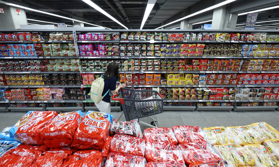 Instant noodle products are displayed at a discount mart in Seoul on May 19. [YONHAP]