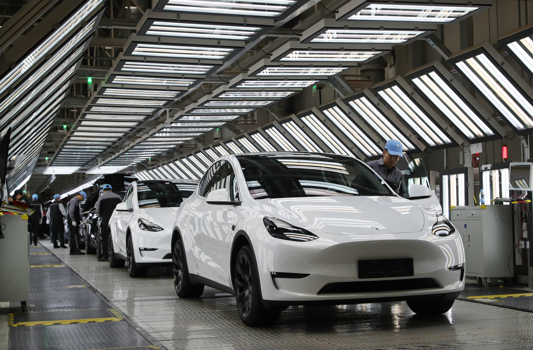 Employees work at the Tesla Gigafactory in Shanghai, China. [XINHUA/YONHAP] 