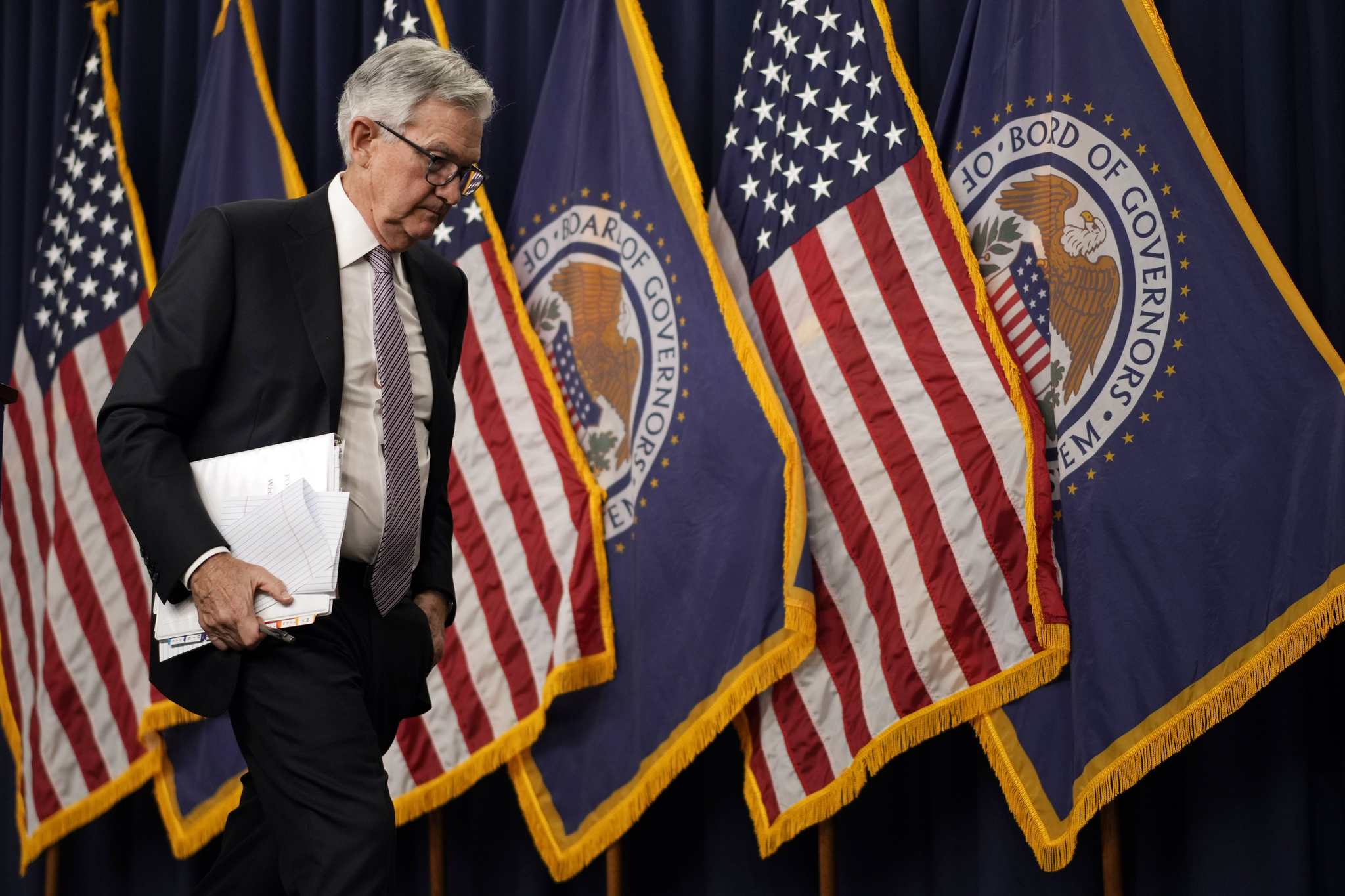 U.S. Federal Reserve Chairman Jerome Powell walks from a news conference in Washington on May 3, 2023, following the Federal Open Market Committee meeting. [AP/YONHAP]