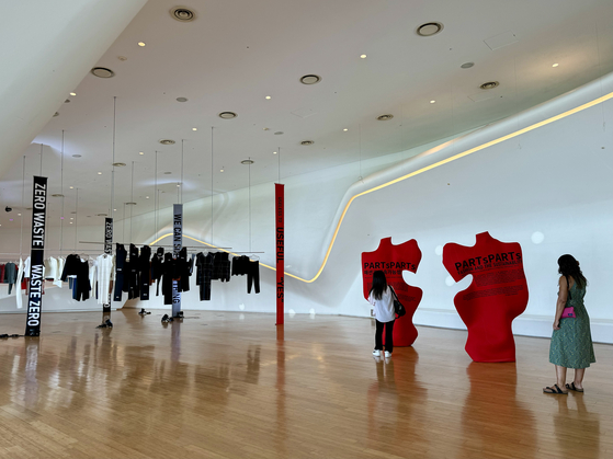 Visitors look around PARTsPARTs' exhibit at DDP in Jung District, central Seoul, on Sept. 4. [CHO JUNG-WOO]