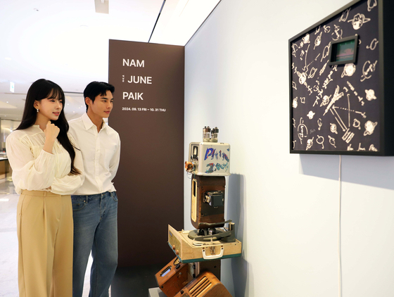 Attendees view an exhibition by artist Nam June Paik (1932-2006) at the Gangnam branch of Shinsegae Department Store in southern Seoul on Thursday. [SHINSEGAE DEPARTMENT STORE]