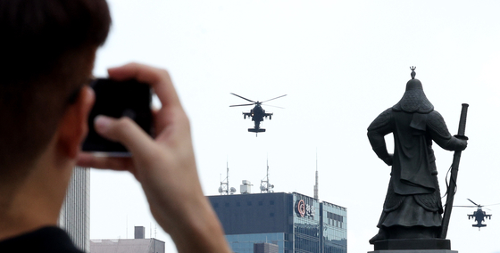 Military helicopters fly over downtown Seoul on Aug. 14 during a rehearsal for the upcoming Armed Forces Day parade on Oct. 1. [NEWS1]