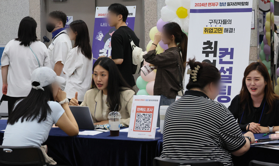 Young people consult job professionals at a job fair in Busan. [JOONGANG ILBO]