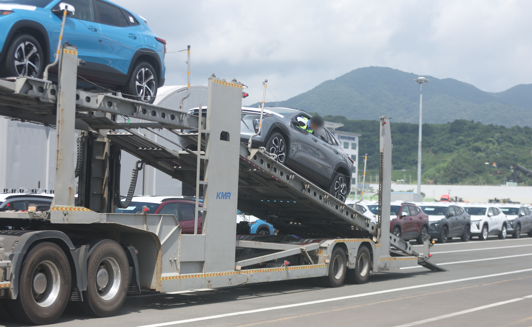 Automobiles for exports are transported in Changwon, South Gyeongsang.[YONHAP]