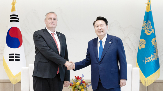 President Yoon Suk Yeol, right, and Czech National Security Adviser Tomas Pojar shake hands during a meeting at the Yongsan presidential office in central Seoul, on Sept. 4, ahead of Yoon's trip to Prague for a bilateral summit. [YONHAP]