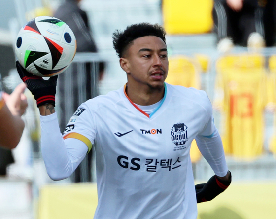 FC Seoul midfielder Jesse Lingard in action during a K League 1 match against Gwangju FC at Gwangju Football Stadium in Gwangju on March 2. [YONHAP] 